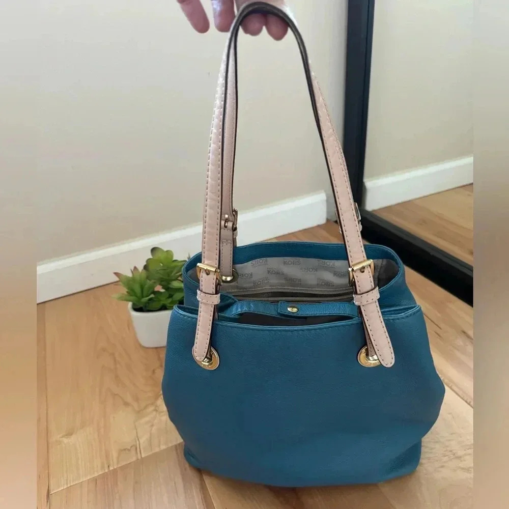 MICHAEL Michael Kors Leather Tote Bag in Unique Blue & Beige with Shoulder Strap